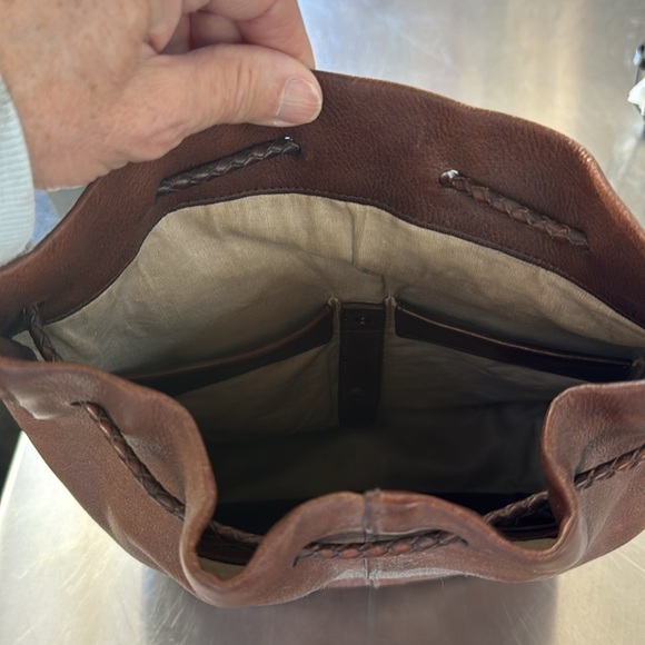 Rissetto Crossbody leather bucket bag. - Picture 3 of 5